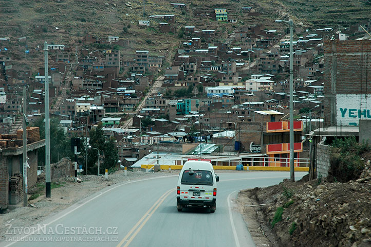 Jezero Titicaca - příjezd do města Puno