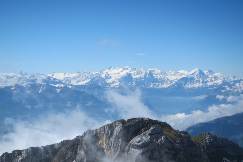 Výhled směrem ke známým vrcholům Eiger, Mönch a Jungfrau