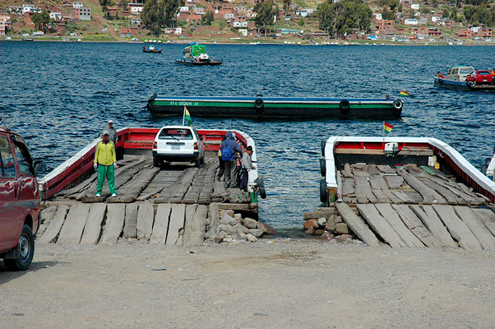 Jezero Titicaca, Bolívie - tak na tyto dřevěné bárky se vydal náš řidič najíždět s autobusem.