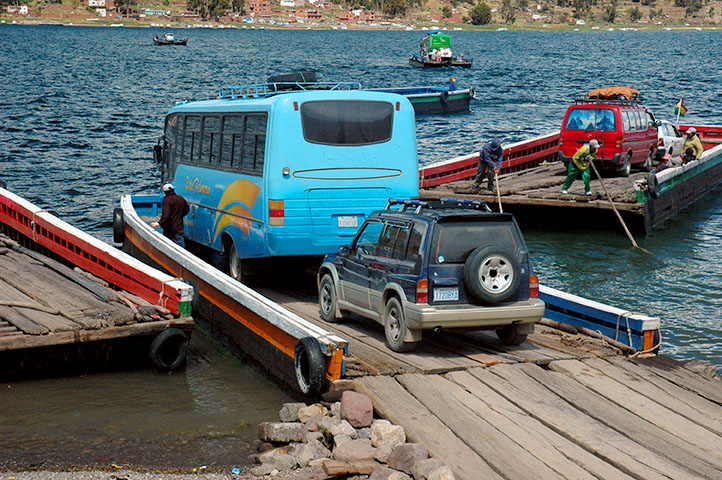 Jezero Titicaca, Bolívie - původně jsem si myslel, že jde o špatný žert, když řidič autobusu řekl, že jde najíždět na trajekt, ale když později řidič SUV zatroubil, ať se autobus posune, že se k nám ještě přidá...