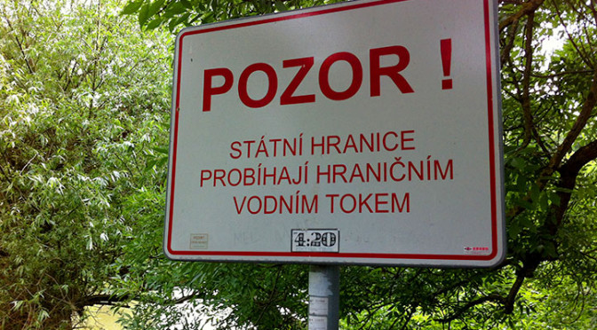 Pozor! Státní hranice probíhají hraničním vodním tokem