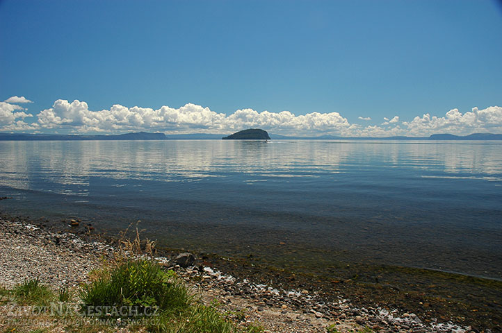 Hladina jezera Taupo slouží vědcům jako velká, přírodní, vodní váha