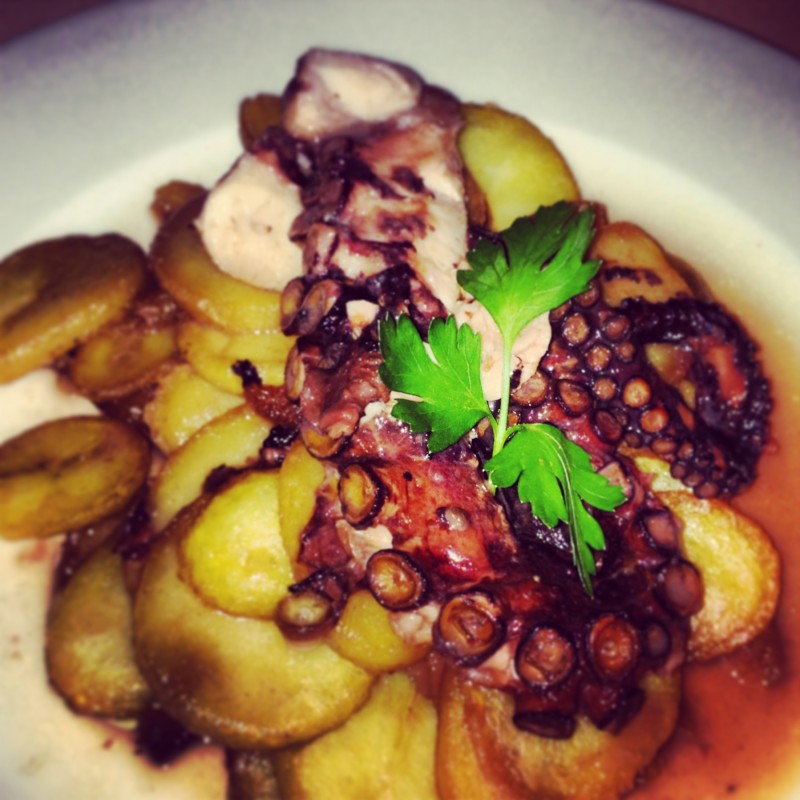 Chobotnice v Laguna Restaurant - s originální přílohou - pečeným bramborem