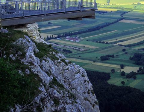 Vyhlídková plošina Skywalk a ocelový chodník Felsenpfad, region Hohe Wand, Rakousko