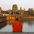 Angkor Wat - mnich, sedící před klášterem