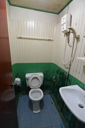 Záchod a koupelna v Sam's River Rafthouse, Kanchanaburi, Thajsko