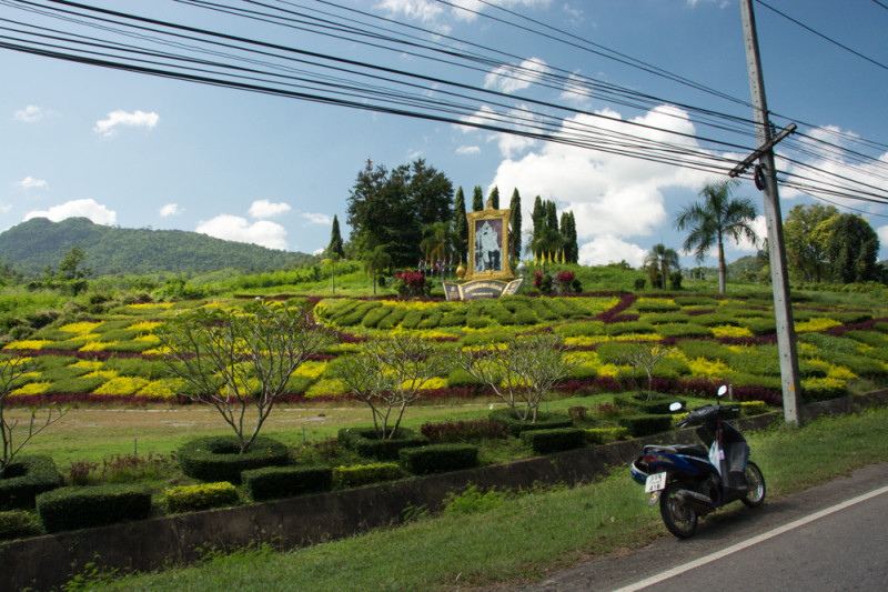 Cestou do národního parku Erawan na skútru. Provincie Kanchanaburi, Thajsko