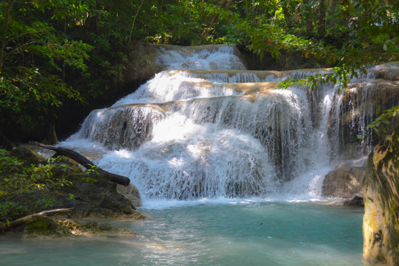 Jedna z prvních kaskád národního parku Erawan, provincie Kanchanaburi, Thajsko.