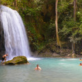 Jedna z několika kaskád národního parku Erawan, provincie Kanchanaburi, Thajsko