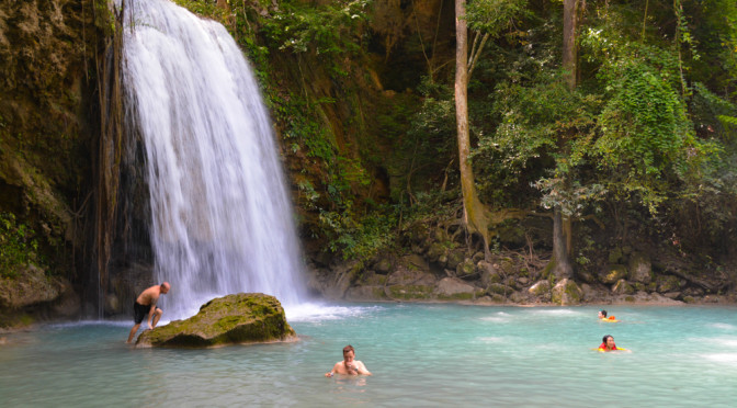 Jedna z několika kaskád národního parku Erawan, provincie Kanchanaburi, Thajsko