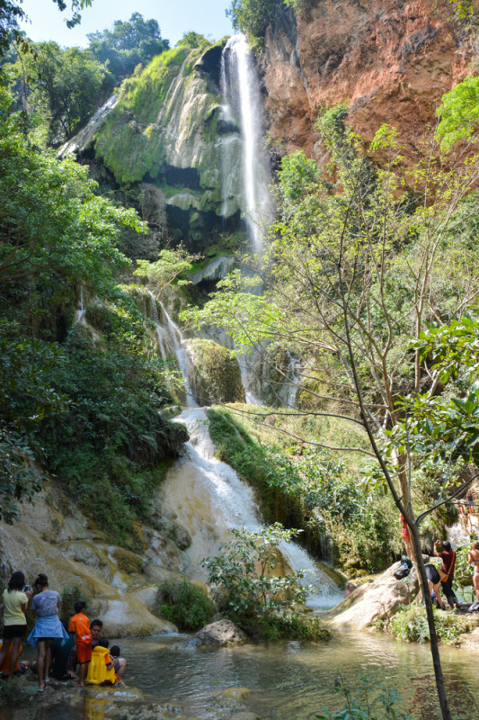 7. nejvyšší kaskáda národního parku Erawan, provincie Kanchanaburi, Thajsko.