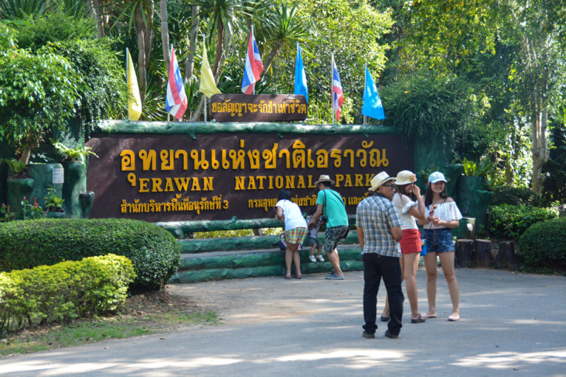 Vstup do národního parku Erawan je jen kousek od parkoviště skútrů. Provincie Kanchanaburi, Thajsko