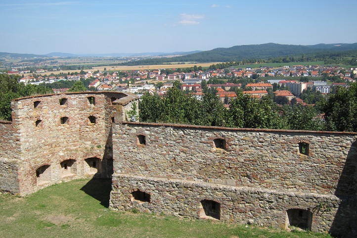 Zdi boskovického hradu, v pozadí Boskovice a Drahanská vrchovina