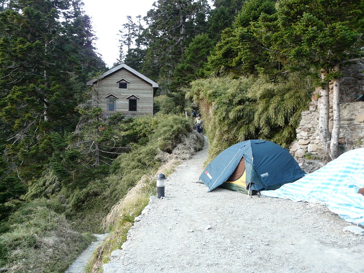 Improvizované tábořiště vedle chaty Paiyun Lodge (3402 m.n.m.)