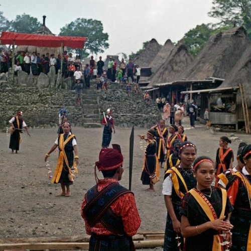 tanečnice ve vesnici Bena