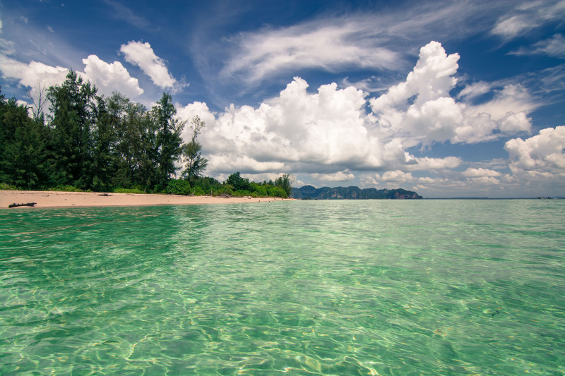 Pohled na pláž na ostrově Ko Poda z moře, Thajsko