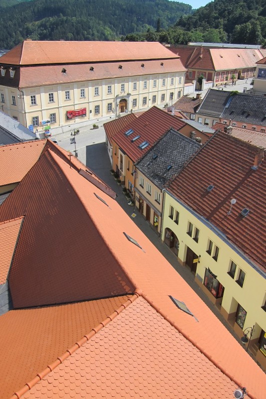 Pohled z radniční věže na budovu rezidence - dnešní Muzeum Boskovicka