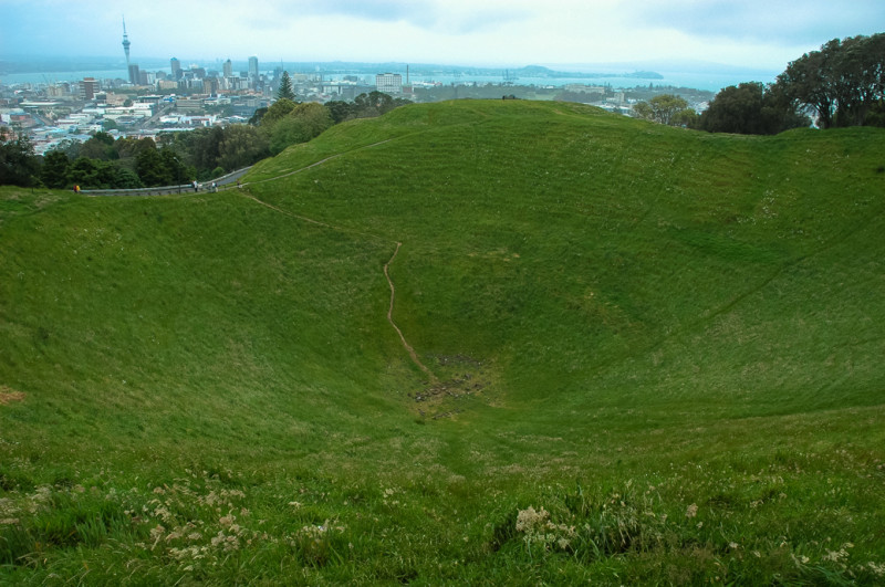 Pohled do kráteru na Mount Eden, Auckland