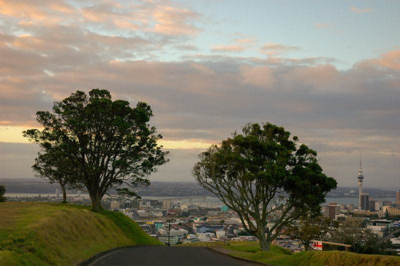 Příjezdová cesta na Mount Eden, kam se pohodlně dostanete až nahoru autem, Auckland, Nový Zéland