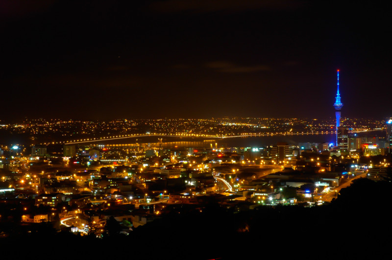 Noční fotka z Mount Eden Domain, Auckland, Nový Zéland