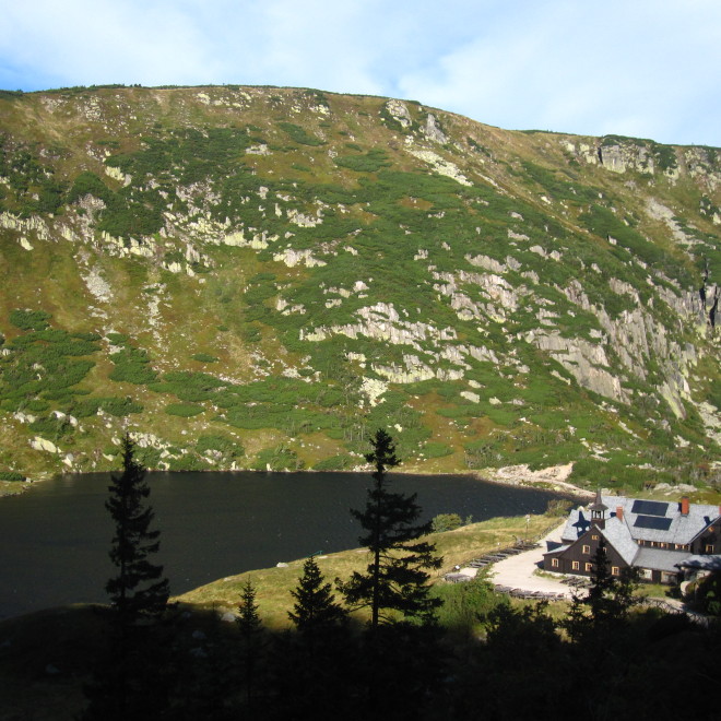 Ledovcové jezero Mały Staw a horská chata Samotnia