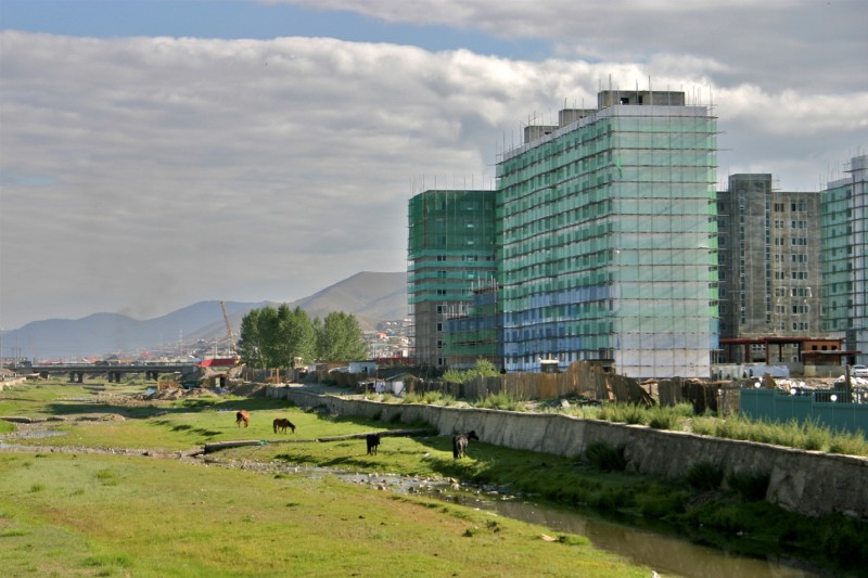 Mongolsko - I v Ulanbátaru dnes najdete budovy ze skla a betonu