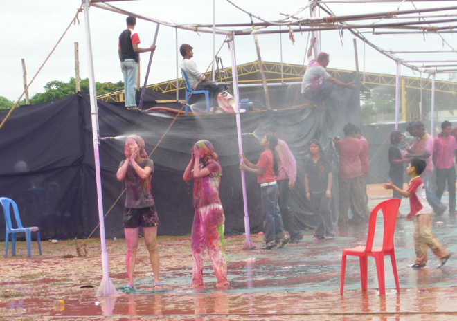 Oslavy Holi v Indickém Bangalore: taneční parket se sprchami