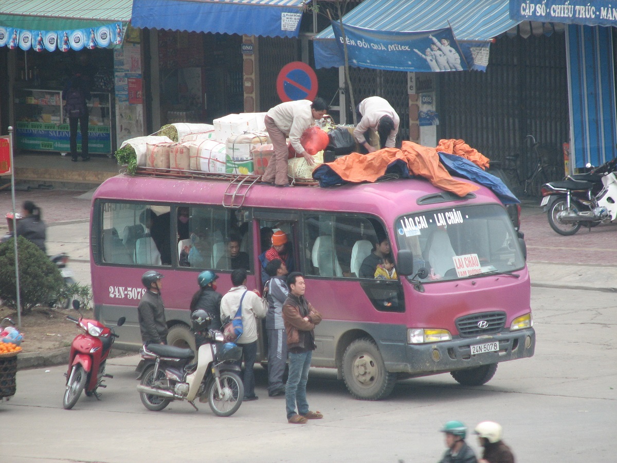 Nakládání zavazadel v Lao Cai