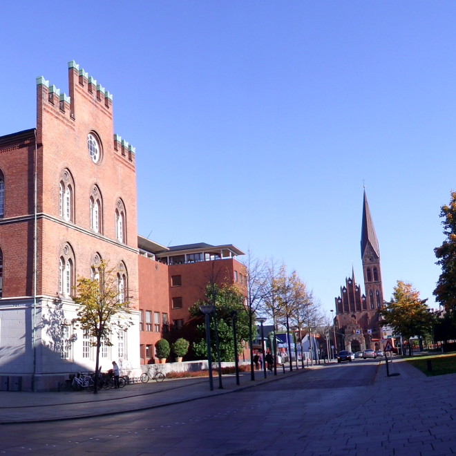 Hlavní náměstí Flakhaven (radnice) a Sankt Albani Kirke (v pozadí)