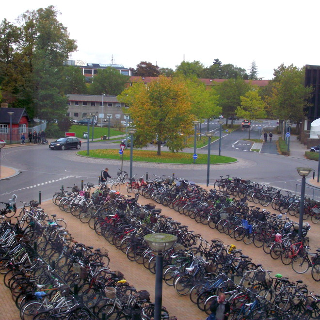 Cyklistická infrastruktura - jedno z parkovišť před vlakovým nádražím