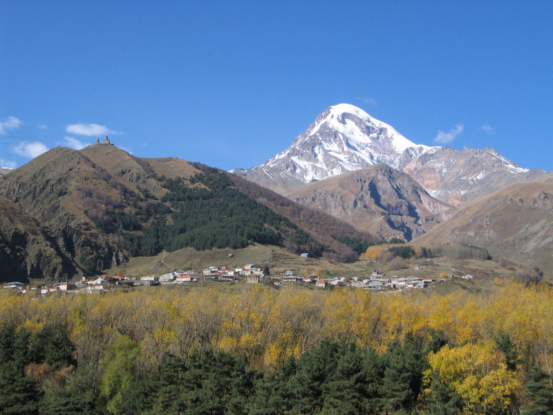 Kostel Tsminda Tsameba a hora Kazbeg z vesnice Kazbegi.