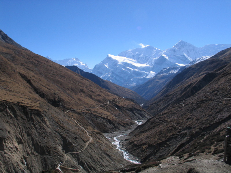 Pohled od Thorung Phedi směrem k Manangu na cestě po Annapurna Circuit trek.