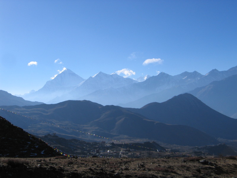 Pohled při sestupu z Thorung La do Muktinathu. Mohutná hora vleva je Dhaulagiri.