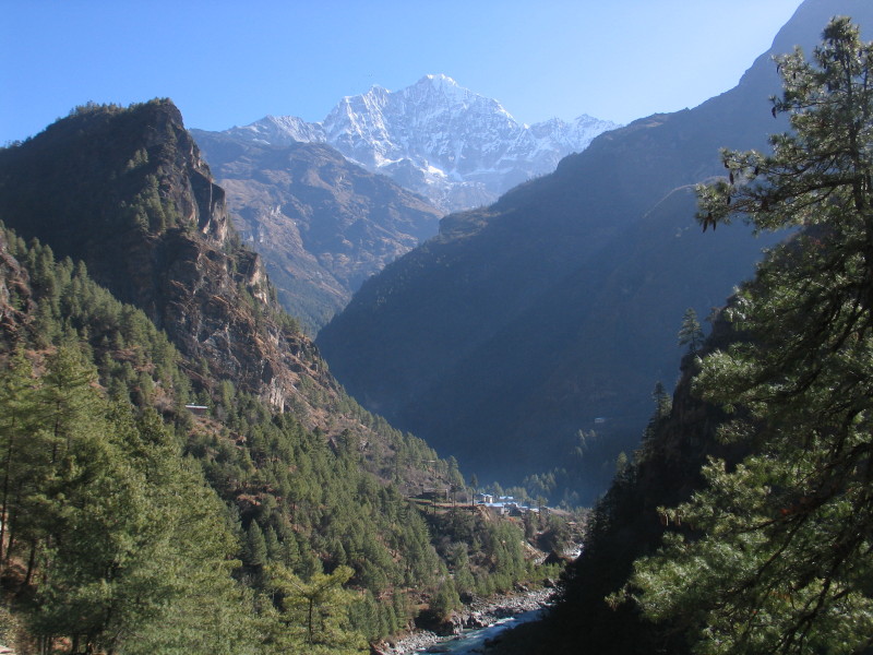 Před Namche Bazaar.