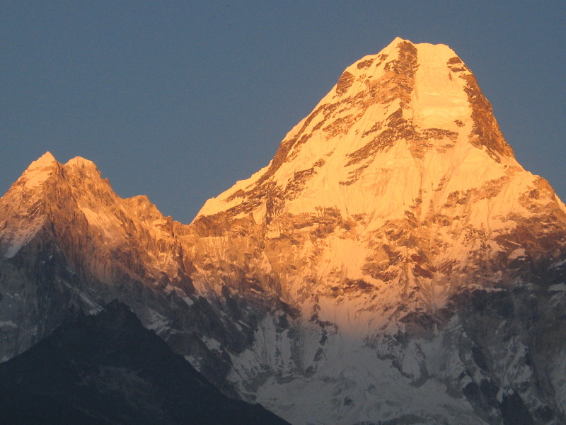 Hora Ama Dablam při západu slunce.