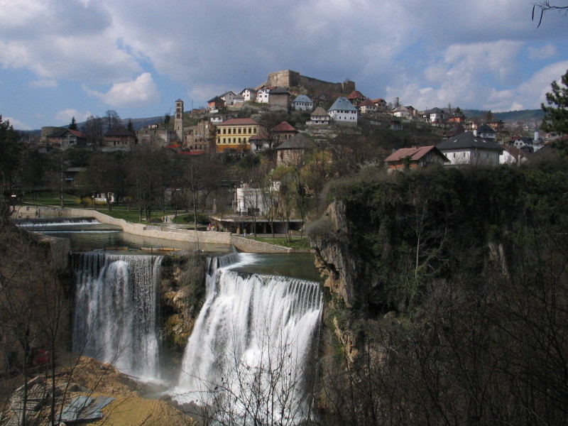 Panorama Jajce s Plivským vodopádem.