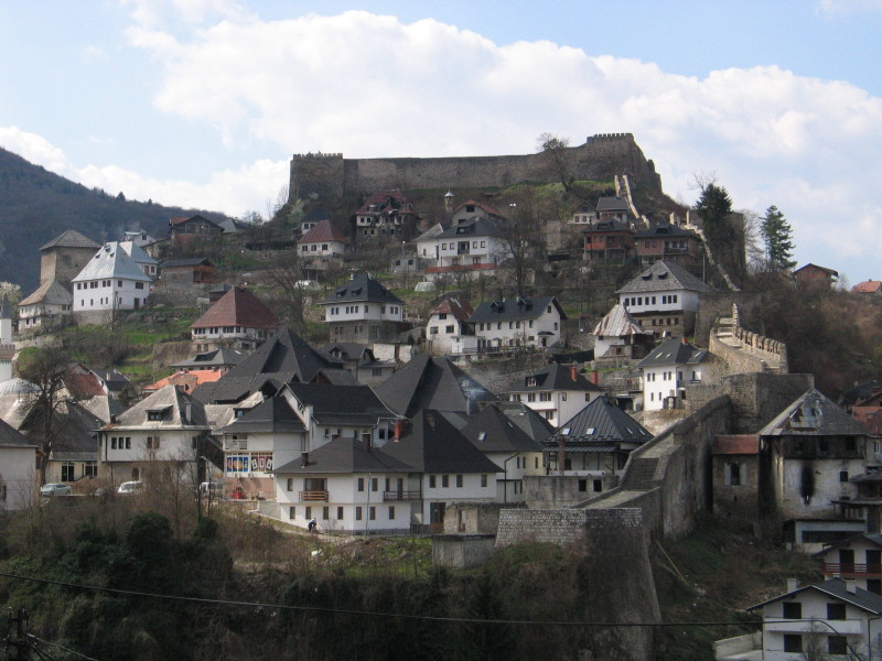 Centrum městečka Jajce, Vlevo je vidět bílý osmanský dům, vpravo vedle něj se nachází skromný "zahradní" domeček rodiny Kubat.