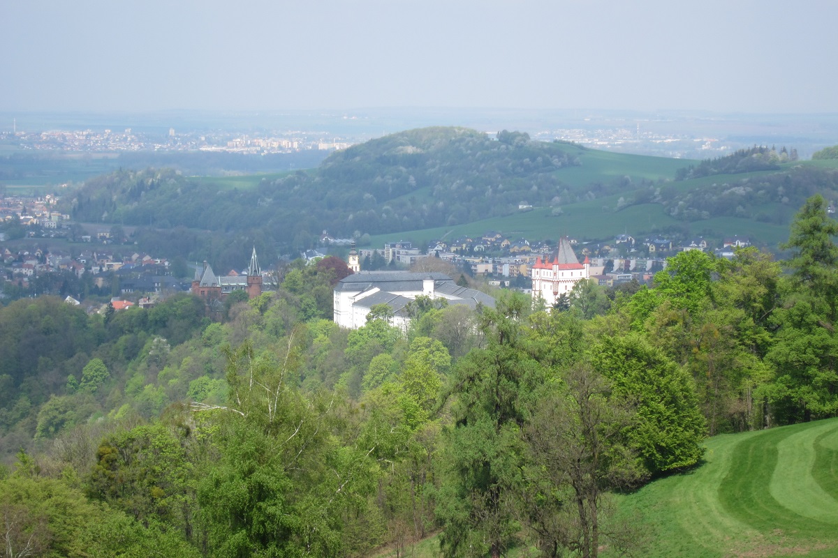 Pohled přes zámecký park na Červený zámek (vlevo), Bílý zámek (uprostřed) a Velkou věž (vpravo)