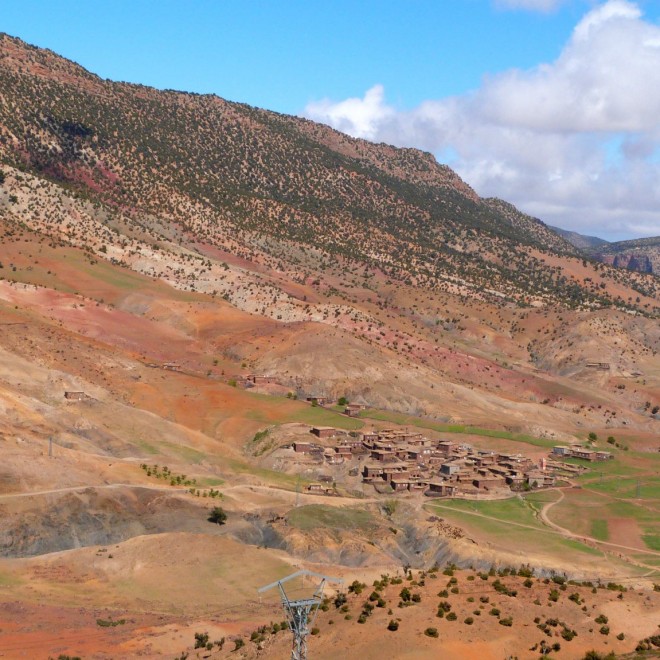 Berberská vesnice v údolí hor.
