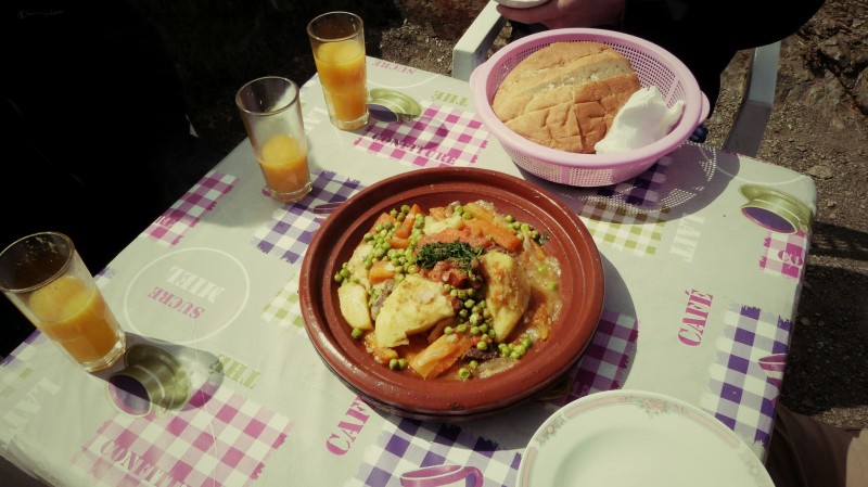 Tajine. Hovězí maso se zeleninou dušené na dřevěných uhlících