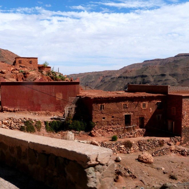 Hliněné berberské obydlí u silnice.