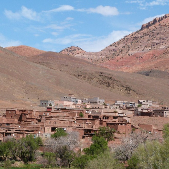 Berberská vesnice mezi vrcholky kopců.
