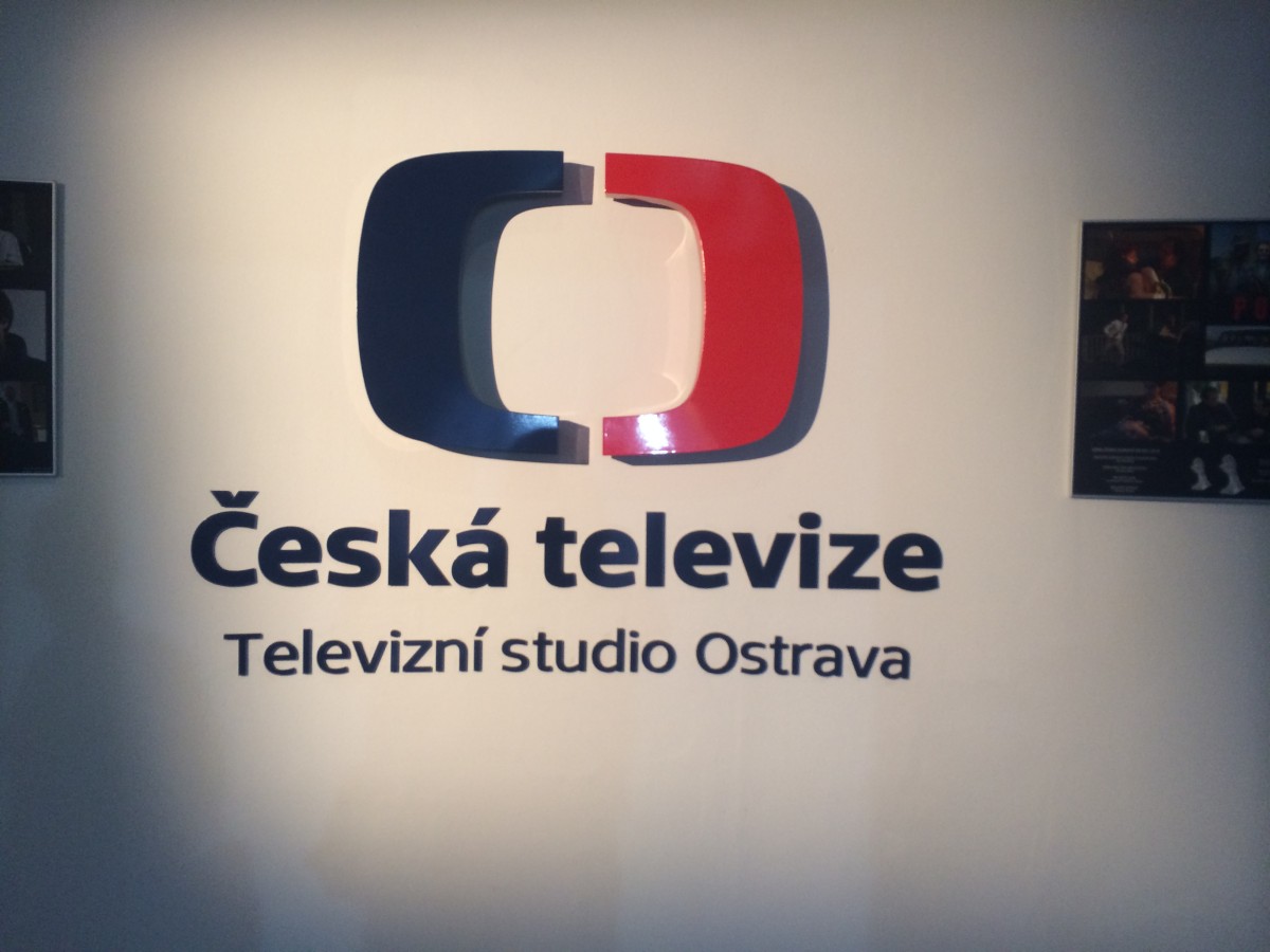 Logo České televize ve vstupní hale do budovy.