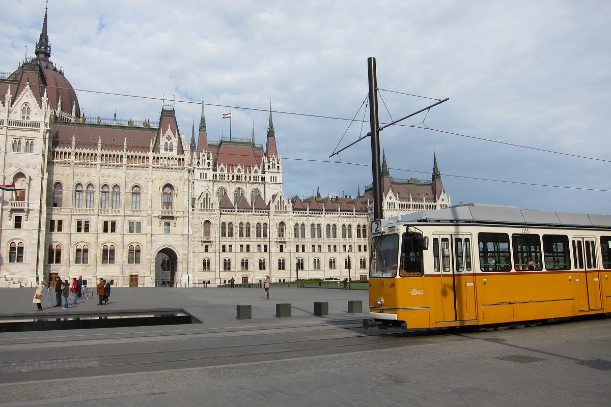 náměstí Kossuth Lajos tér a všudypřítomné žluté tramvaje, Budapešť