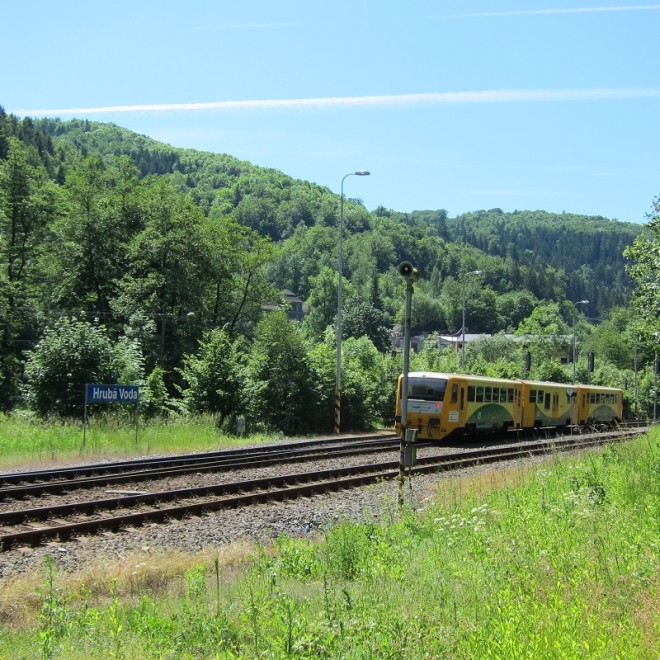 Regionova projíždí údolím Bystřice a blíží se do stanice Hrubá Voda
