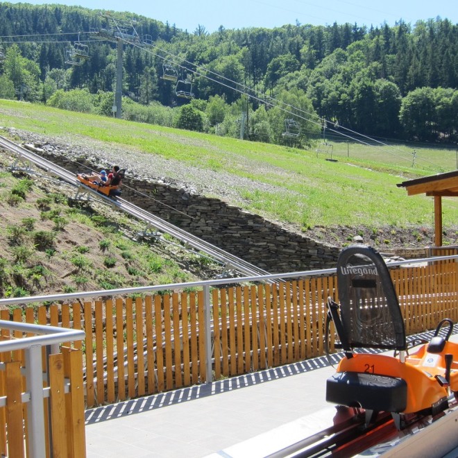 Trochu jiná dráha :-) - bobová dráha v Hrubé Vodě. Pár desítek metrů od nádraží si lze čekání na vlak zkrátit touto komerční atrakcí.