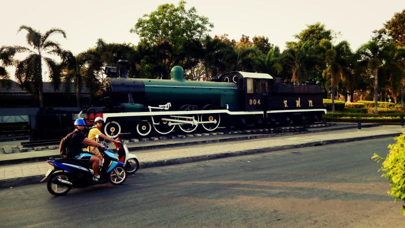 Motocykl a vlak.