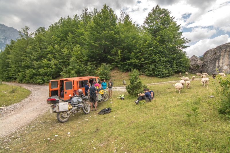 Ve vrcholcích národního parku v Albánii jsme s klukama na motorkách pak v klídečku s ovečkami za zády poobědvali.