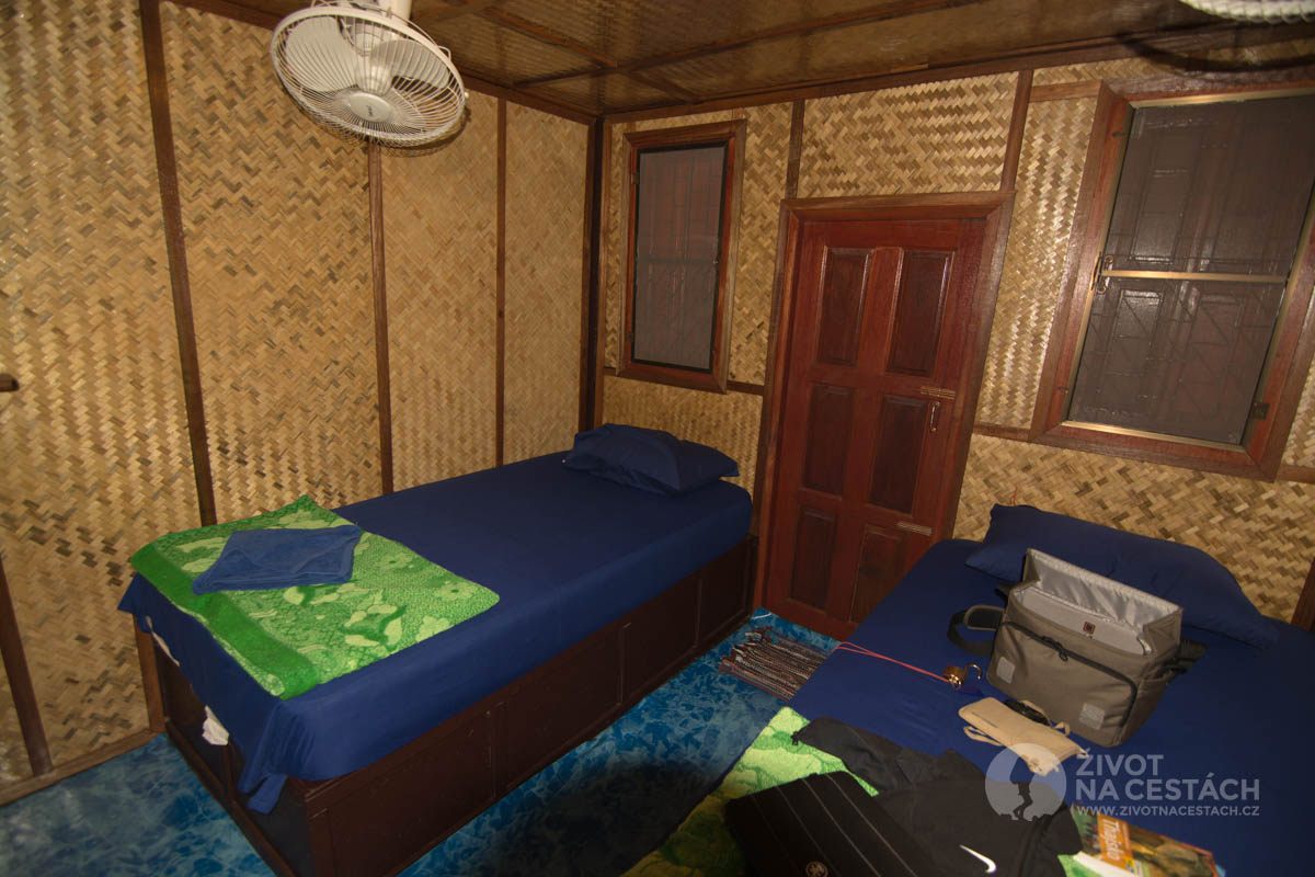 Vybavení chatek New Hut Bungalov - pohled od vstupních dvěří na postel. Ostrov Ko Samui, Thajsko