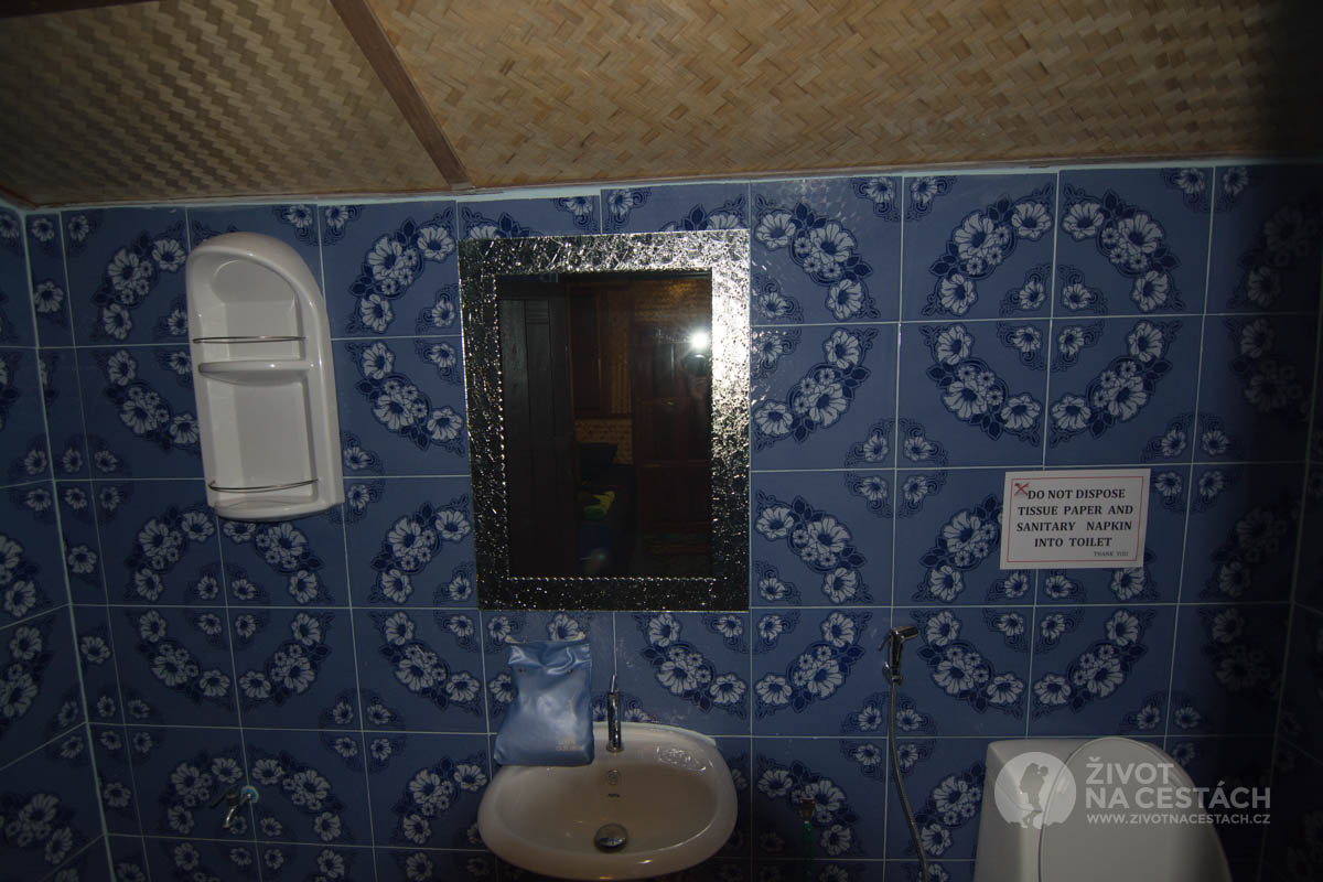 Koupelna v New Hut Bungalov. Ostrov Ko Samui, Thajsko